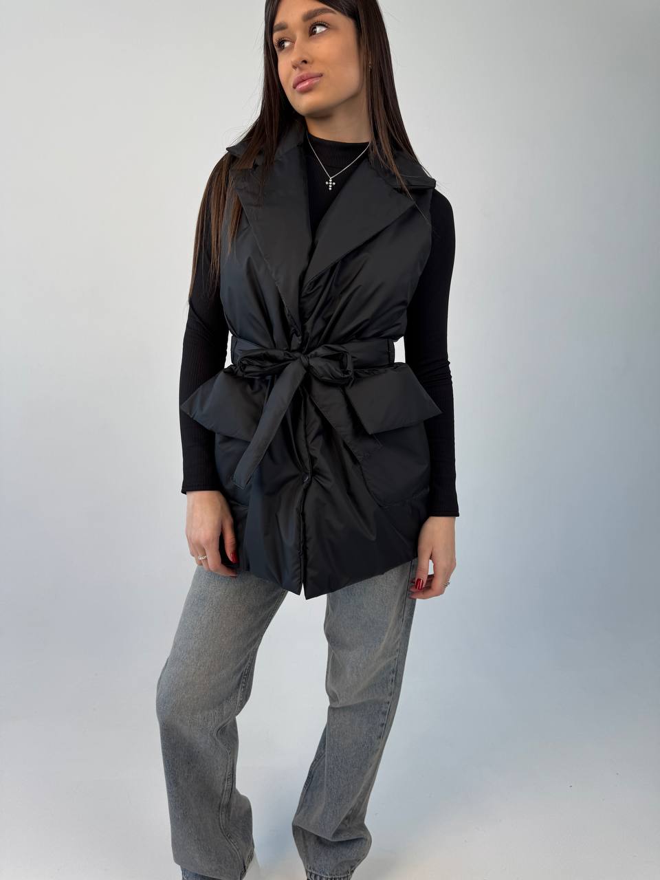 Жилет класичний з накладними кишенями з поясом  чорний